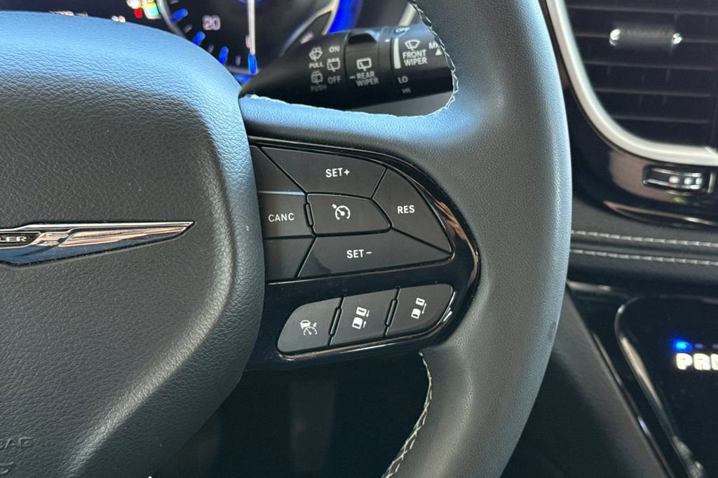 Used 2025 Chrysler Pacifica Limited image 36