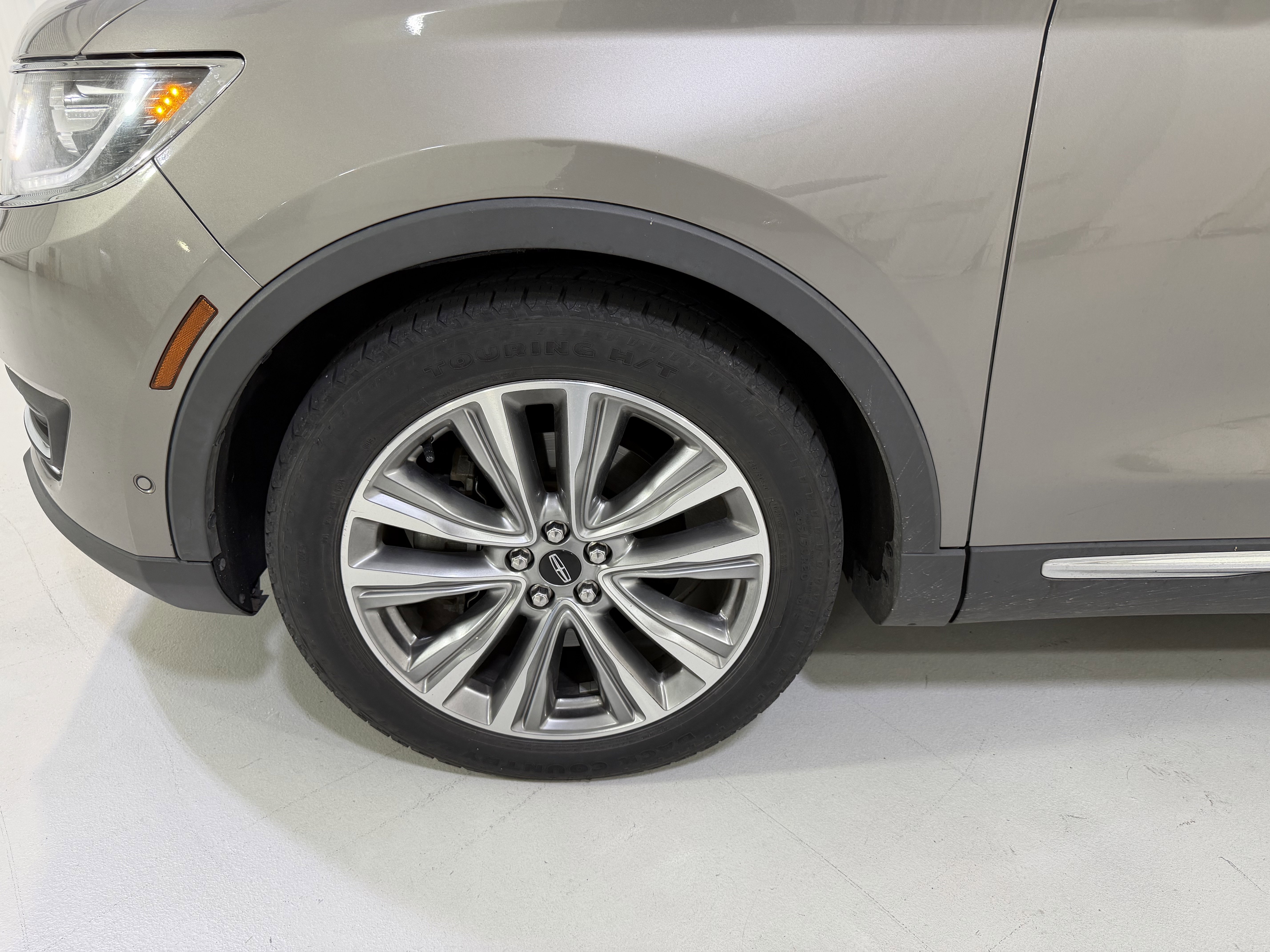 Used 2017 Lincoln MKX Reserve w/ Driver Assistance Package image 11