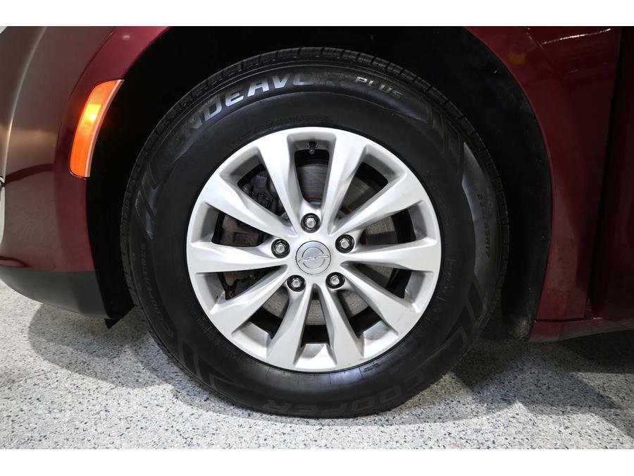 Used 2018 Chrysler Pacifica Touring Plus FWD image 12