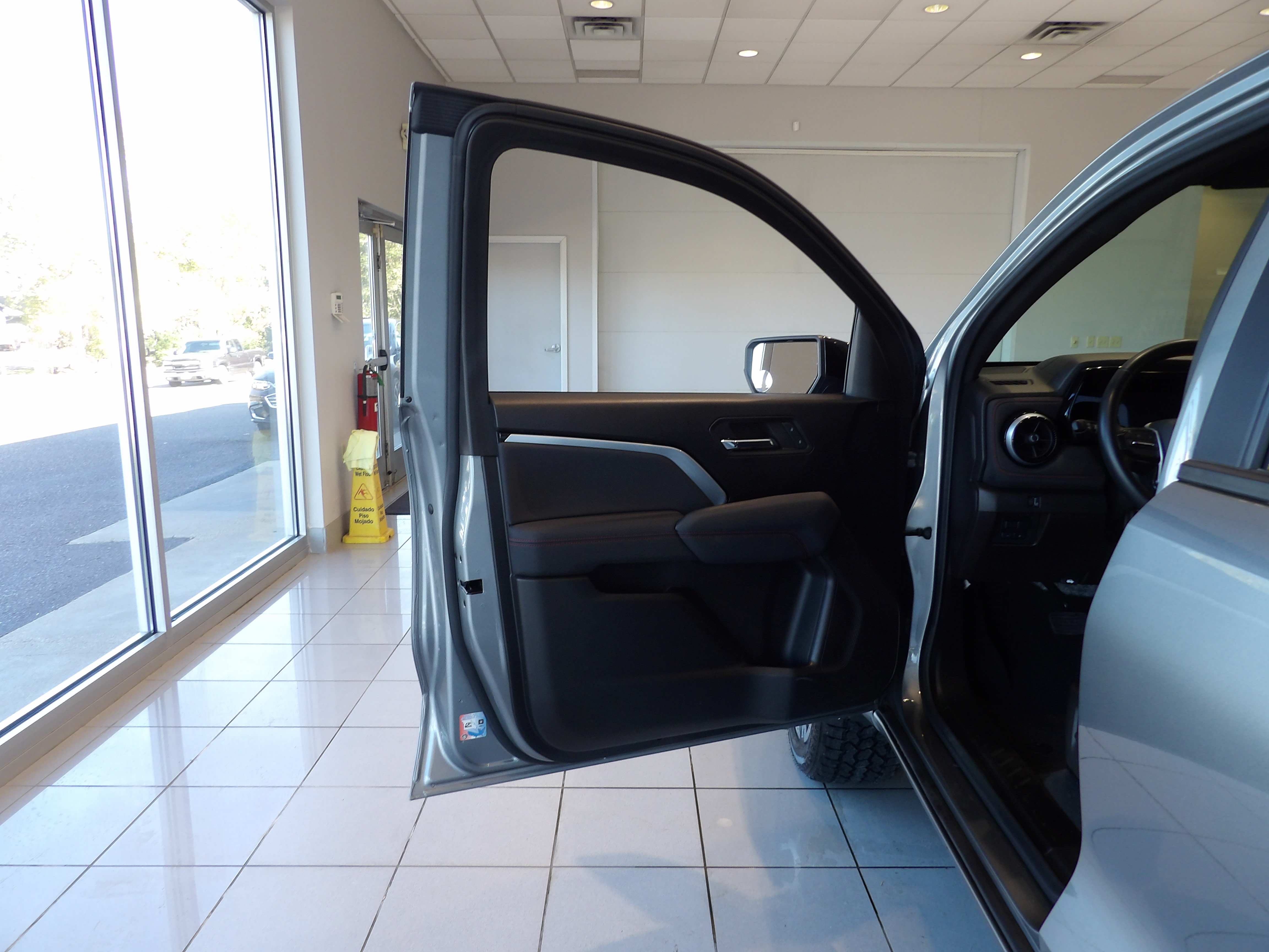 Used 2023 Chevrolet Colorado Z71 w/ Z71 Convenience Package 2 AWD/4WD image 8