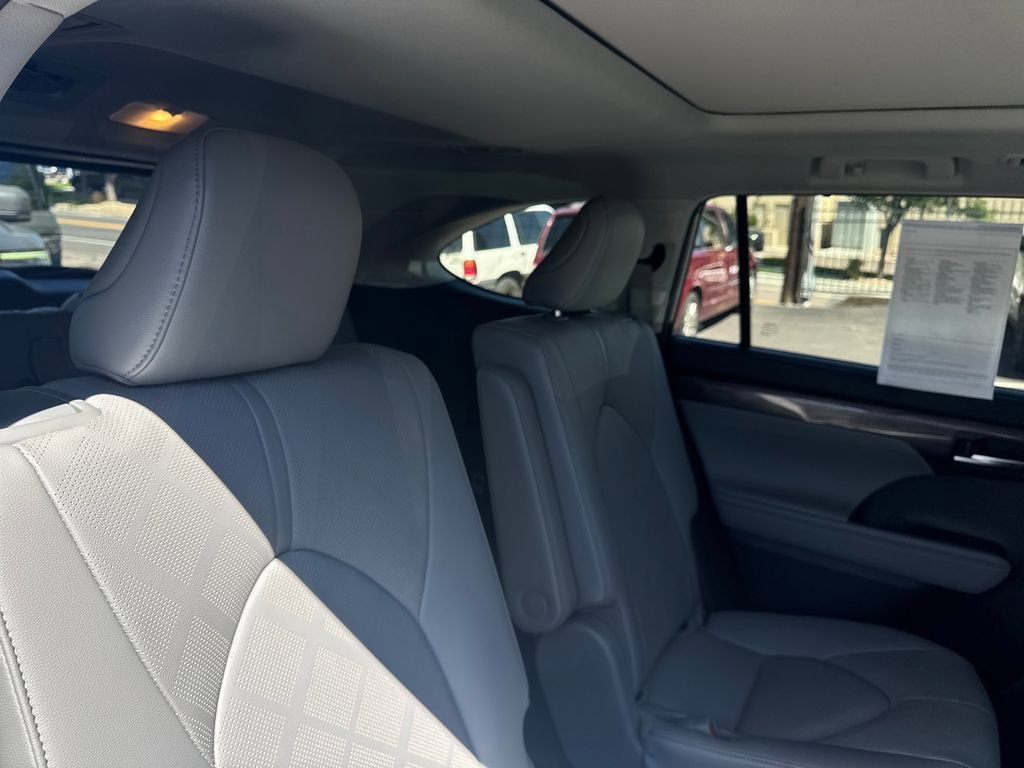 Used 2021 Toyota Highlander Platinum AWD/4WD image 13