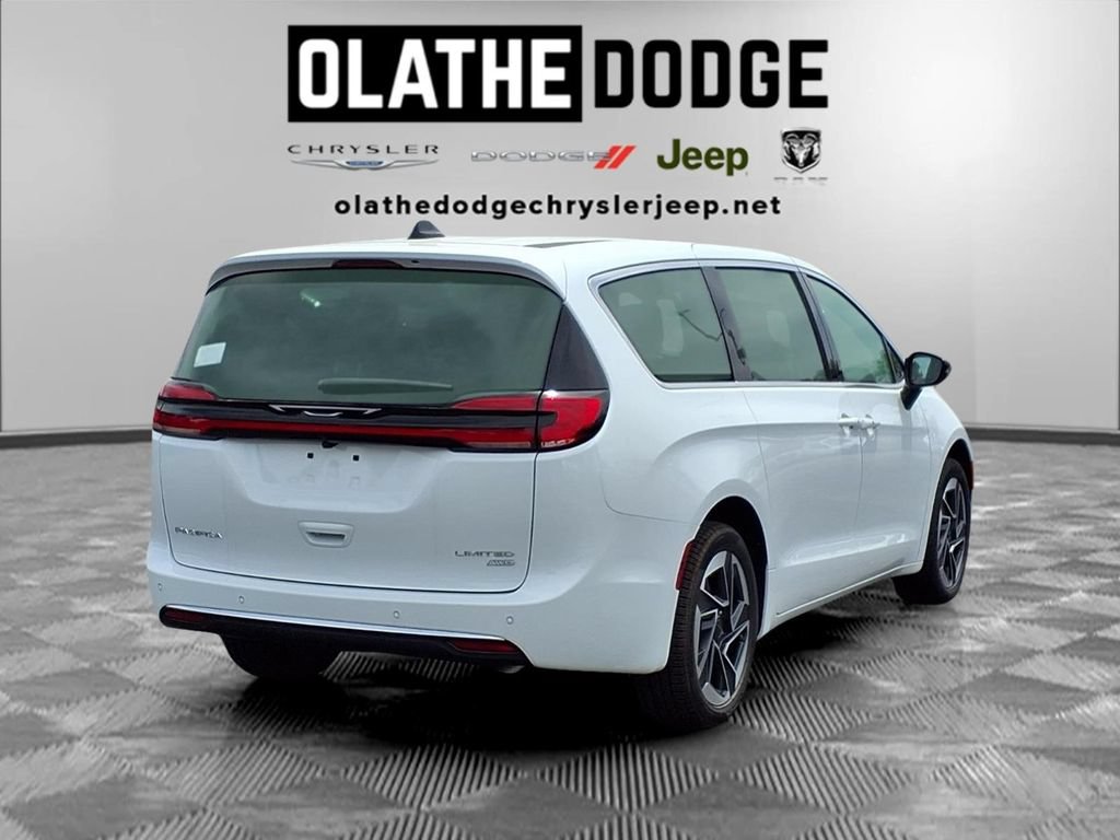 New 2027 Chrysler Pacifica Limited w/ Family Tech Group AWD/4WD image 29