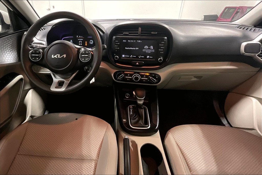 Used 2025 Kia Soul LX w/ LX Technology Package FWD image 18