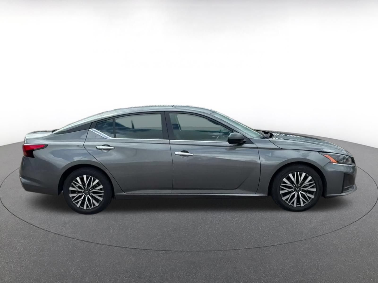 Used 2025 Nissan Altima 2.5 SV FWD image 15