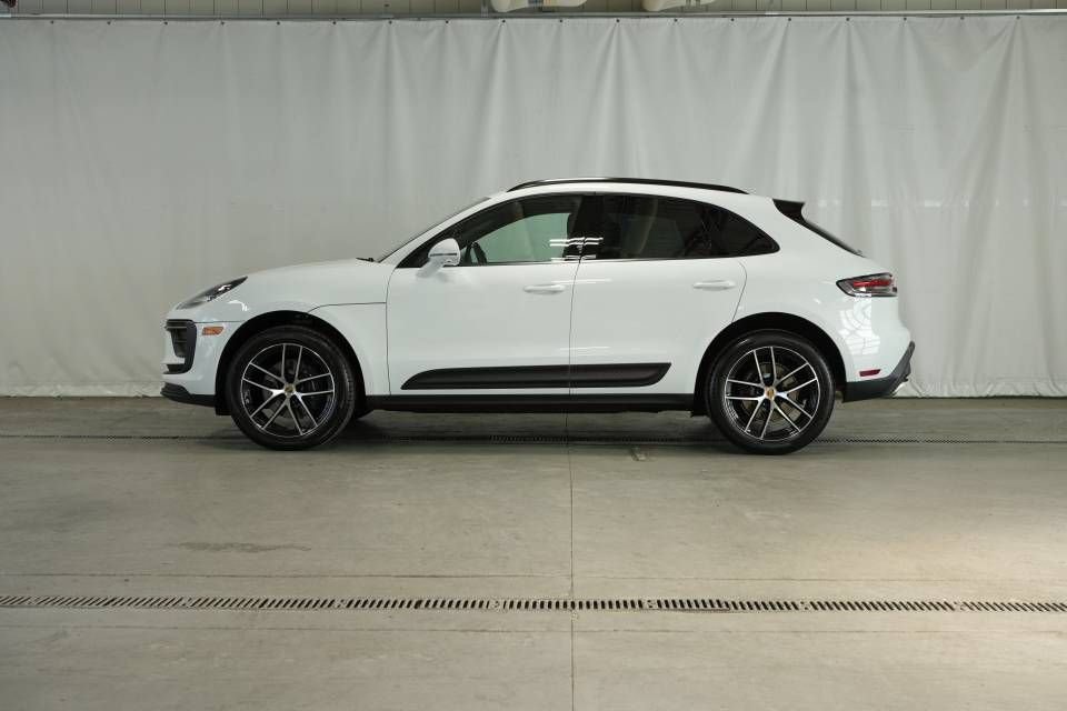 Certified 2025 Porsche Macan AWD/4WD image 2