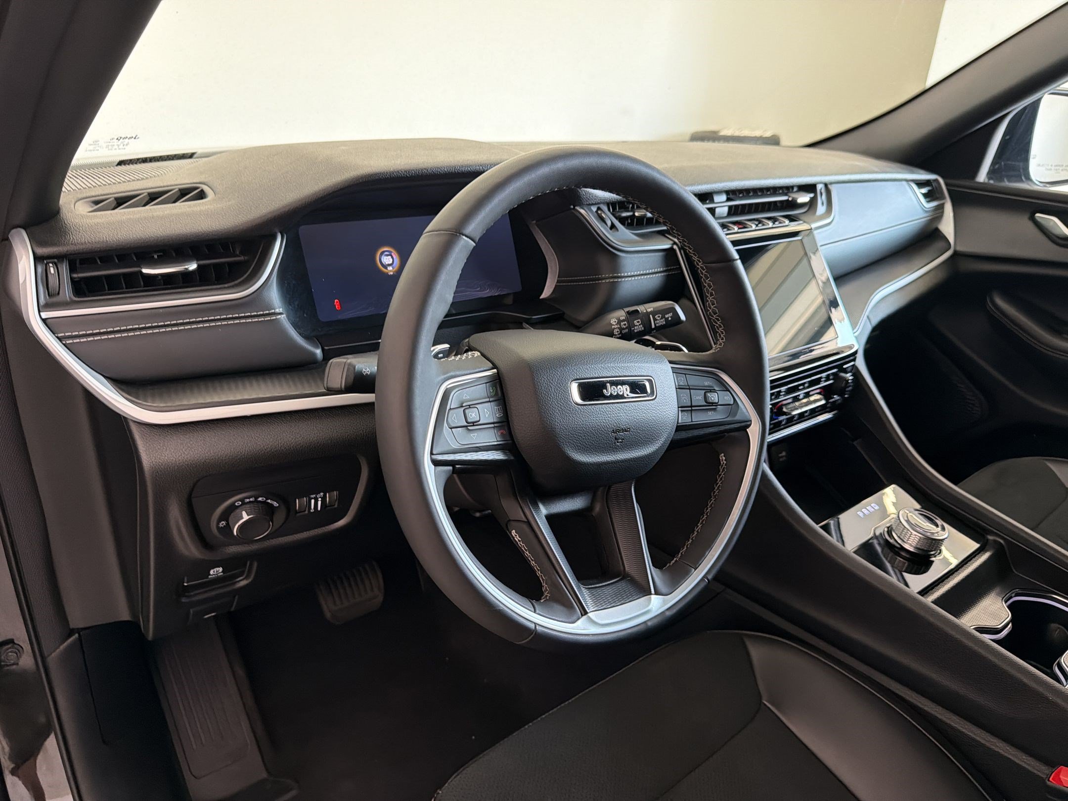 Used 2025 Jeep Grand Cherokee Altitude AWD/4WD image 4