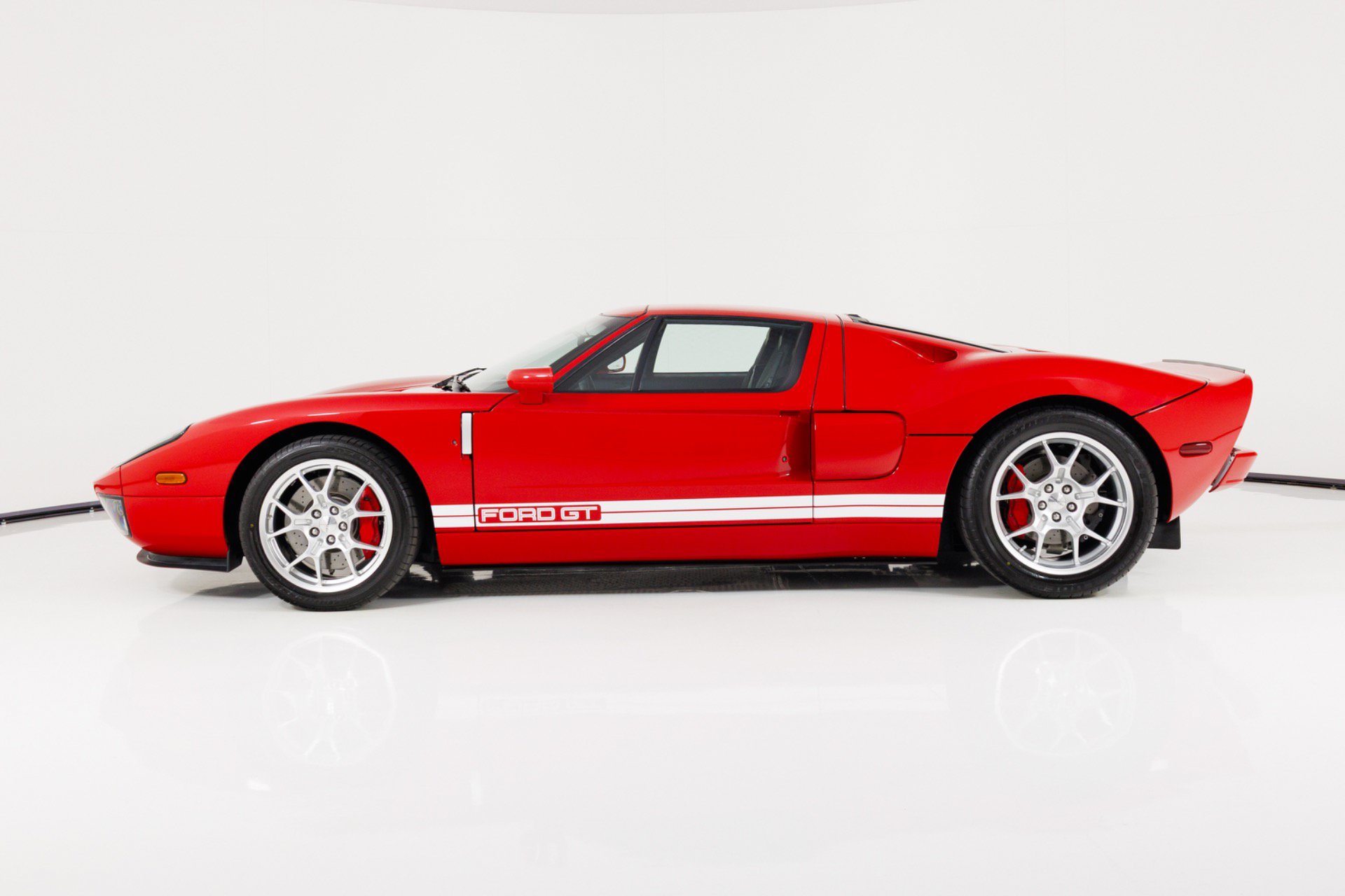Used 2006 Ford GT RWD image 6