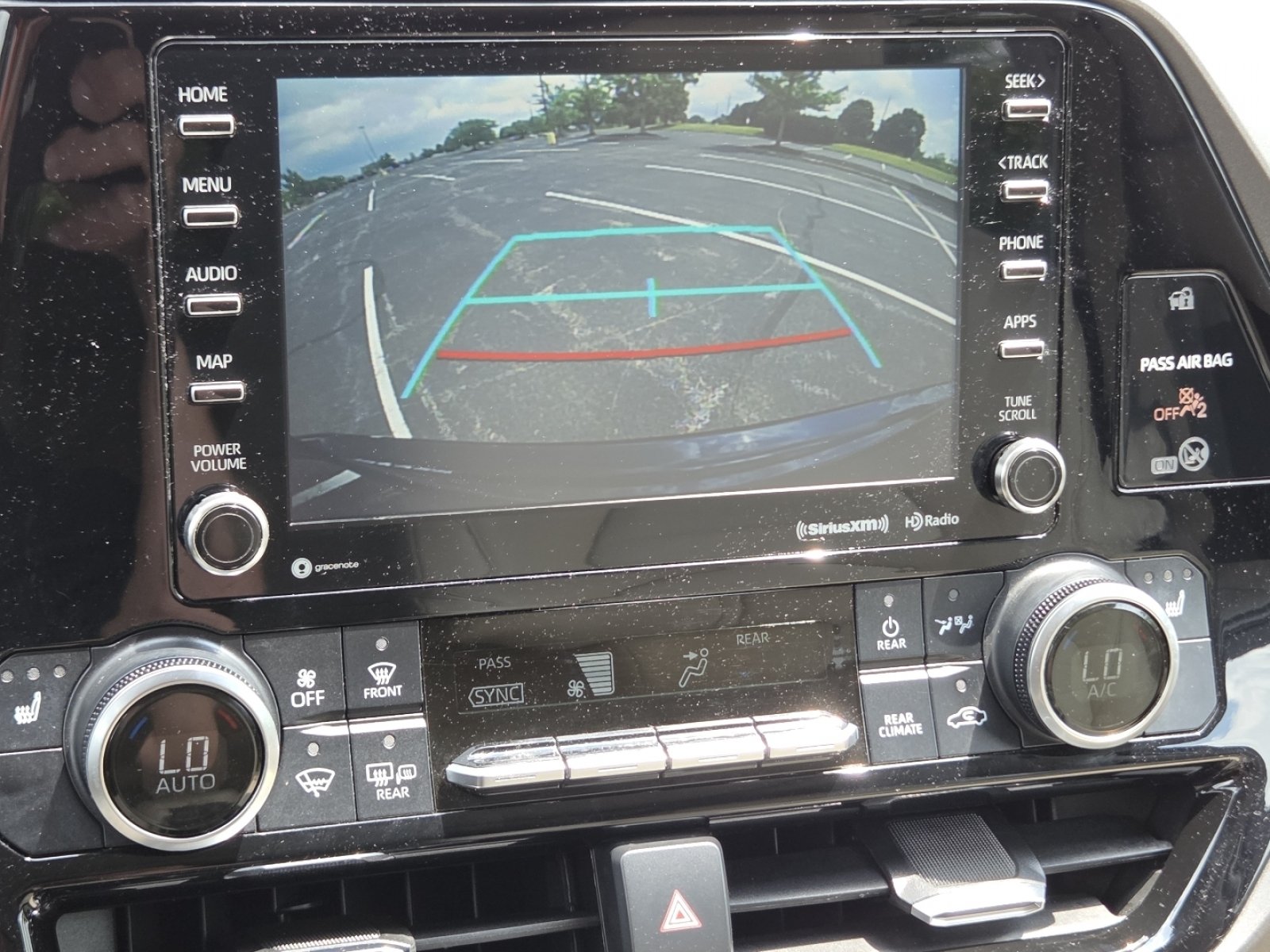 Used 2020 Toyota Highlander XLE AWD/4WD image 13