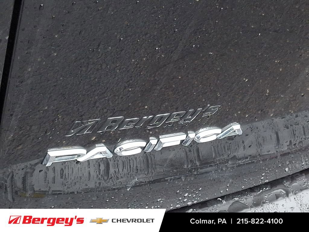 Used 2023 Chrysler Pacifica Touring-L image 32