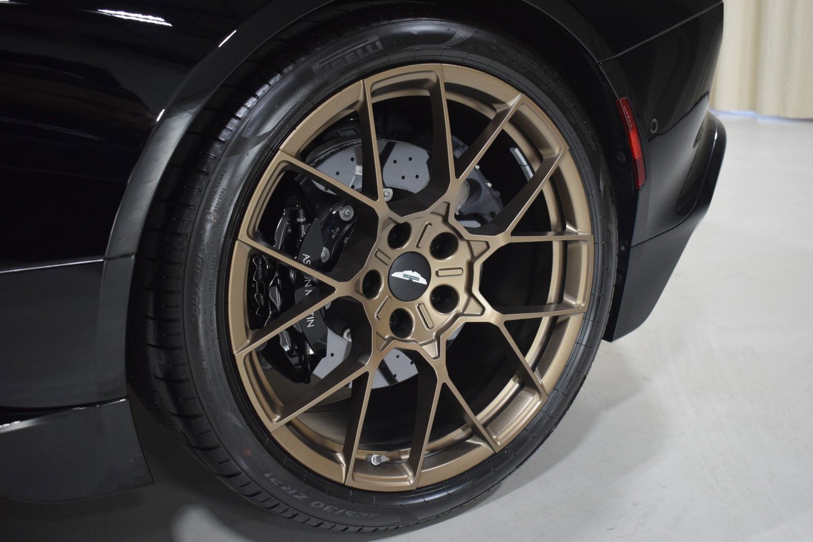 Used 2025 Aston Martin Vanquish image 7