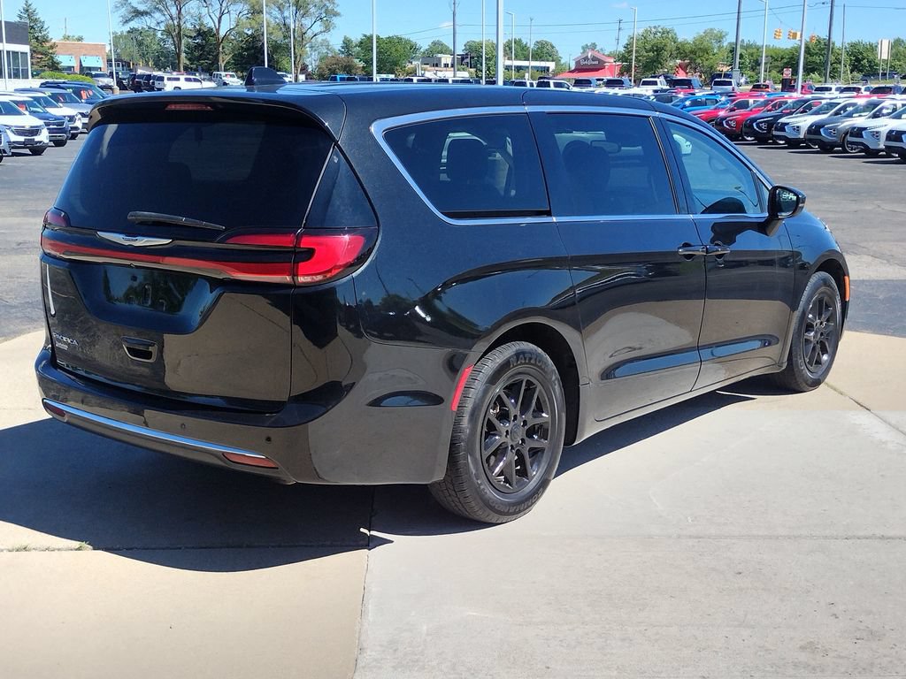 Used 2023 Chrysler Pacifica Touring-L FWD image 16