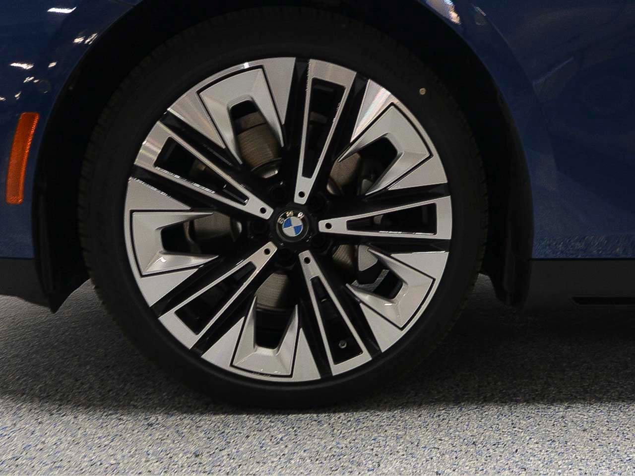 Certified 2025 BMW 530i w/ Premium Package image 5