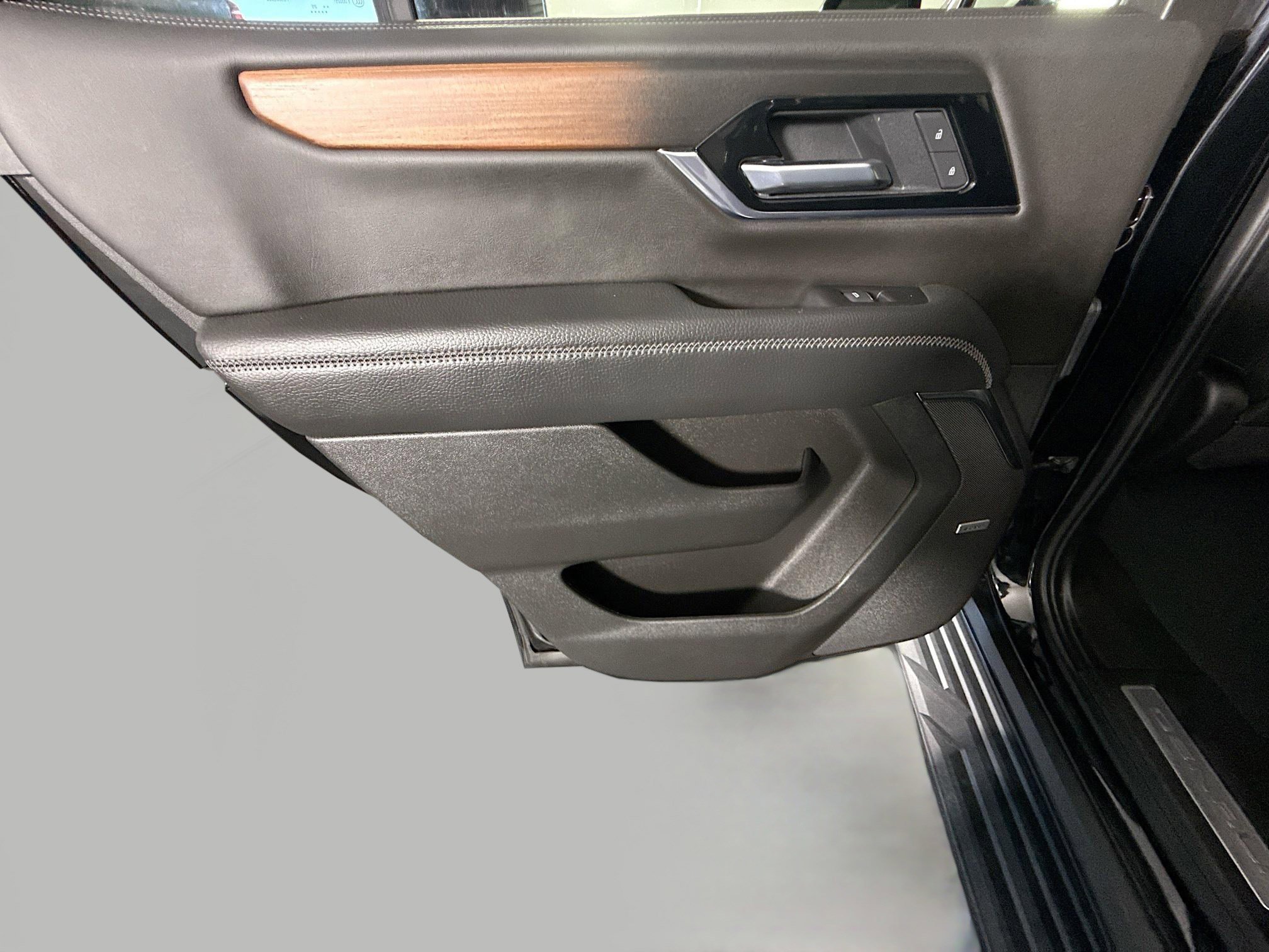 Used 2025 GMC Yukon Denali AWD/4WD image 25