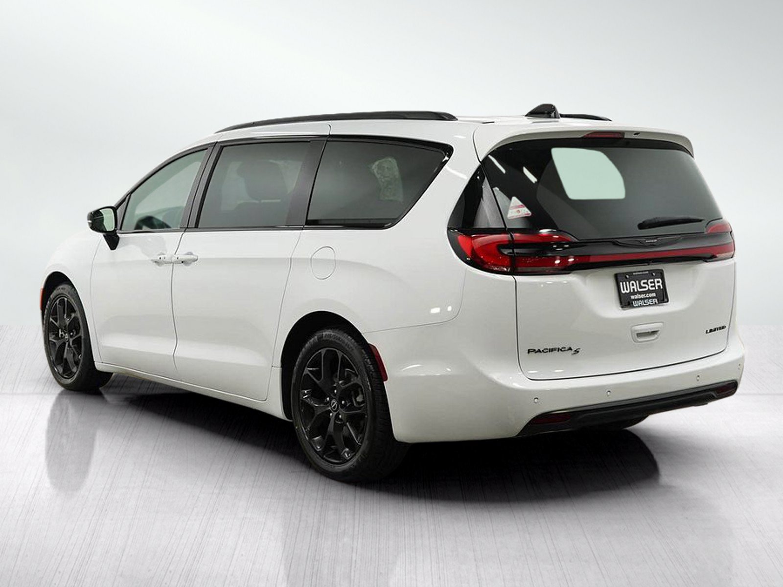 Used 2025 Chrysler Pacifica Limited FWD image 3