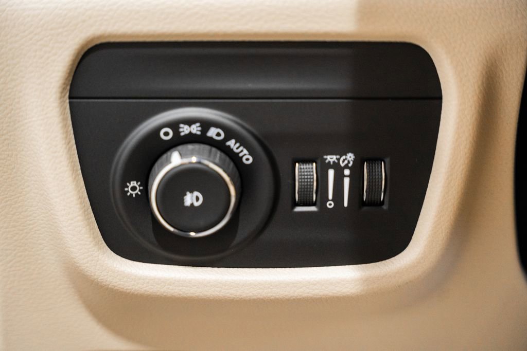 New 2025 Jeep Grand Cherokee Limited w/ Luxury Tech Group II image 42