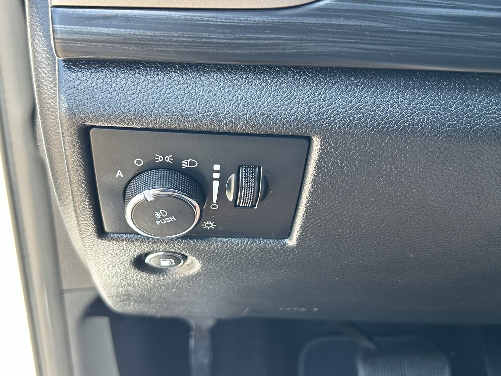 Used 2020 Jeep Grand Cherokee Altitude RWD image 32