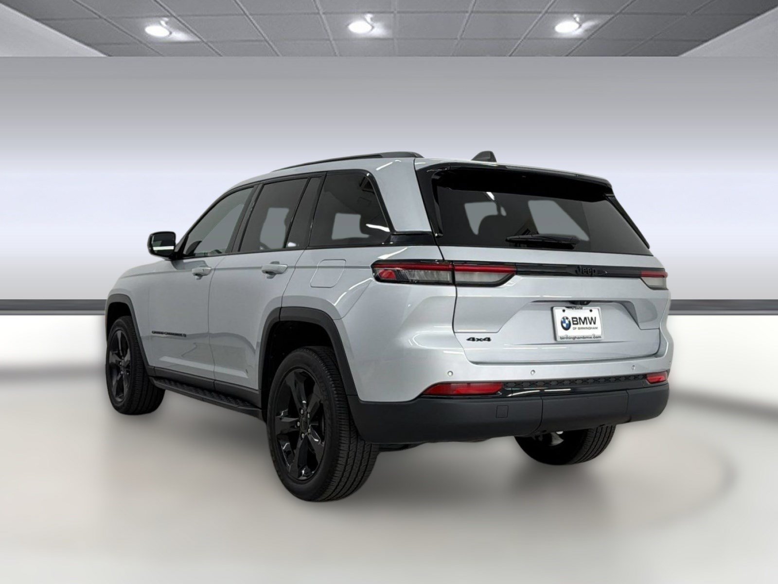 Used 2023 Jeep Grand Cherokee Altitude AWD/4WD image 3