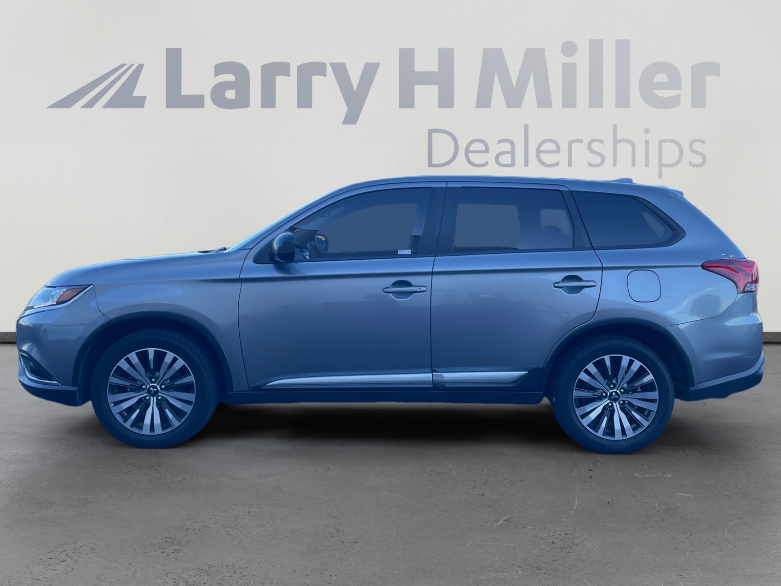 Used 2019 Mitsubishi Outlander ES image 2