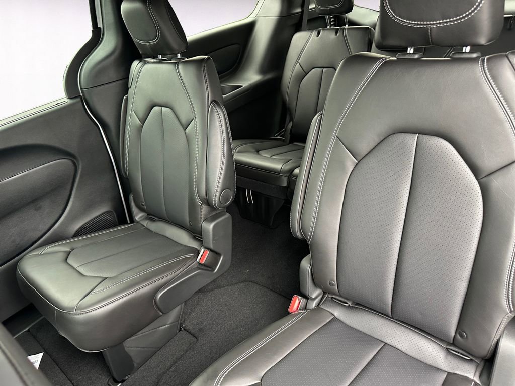 New 2026 Chrysler Pacifica Select image 13