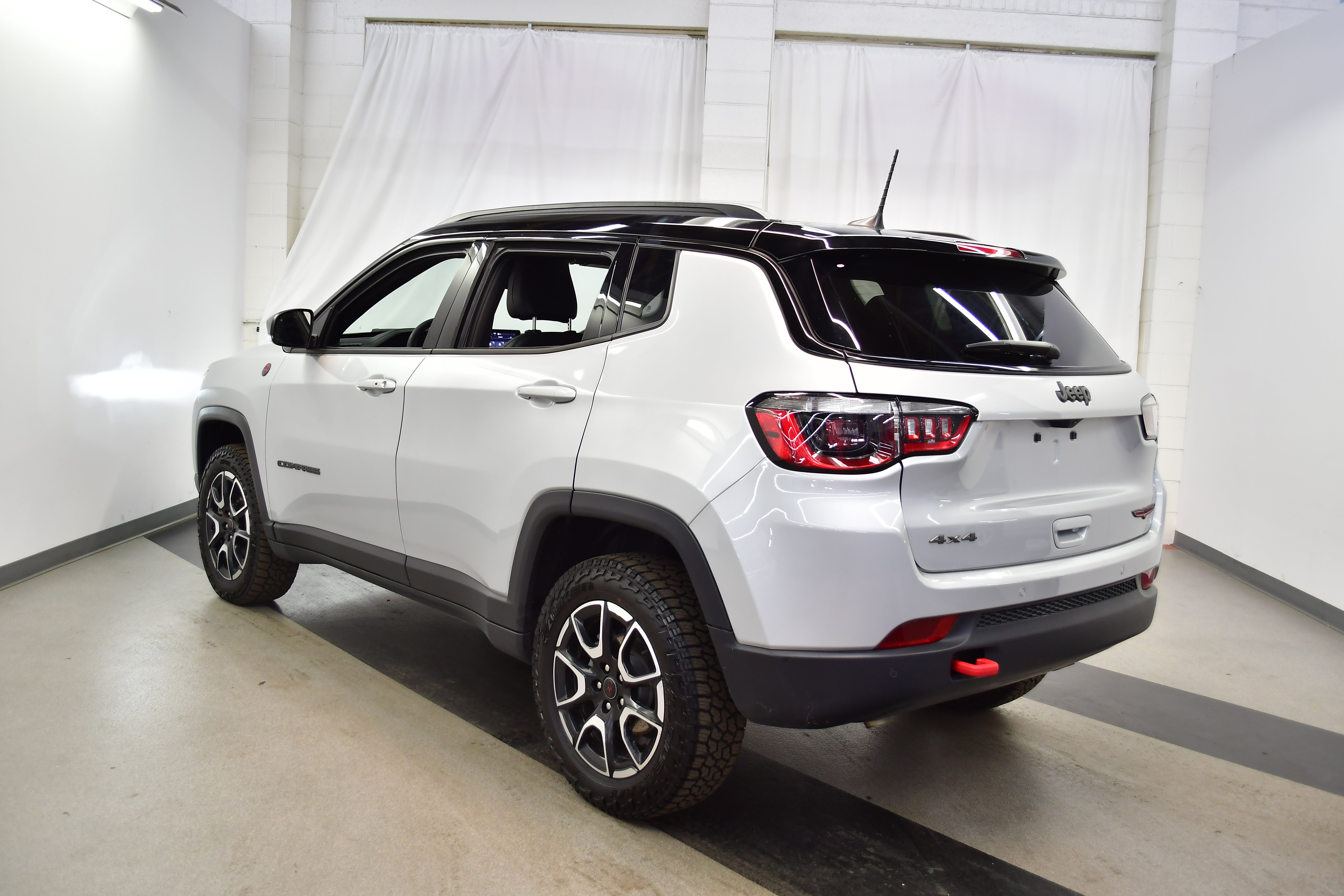 Used 2025 Jeep Compass Trailhawk AWD/4WD image 37