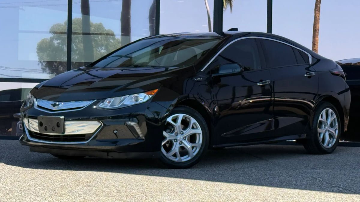 Used 2018 Chevrolet Volt Premier w/ Driver Confidence Package FWD image 2