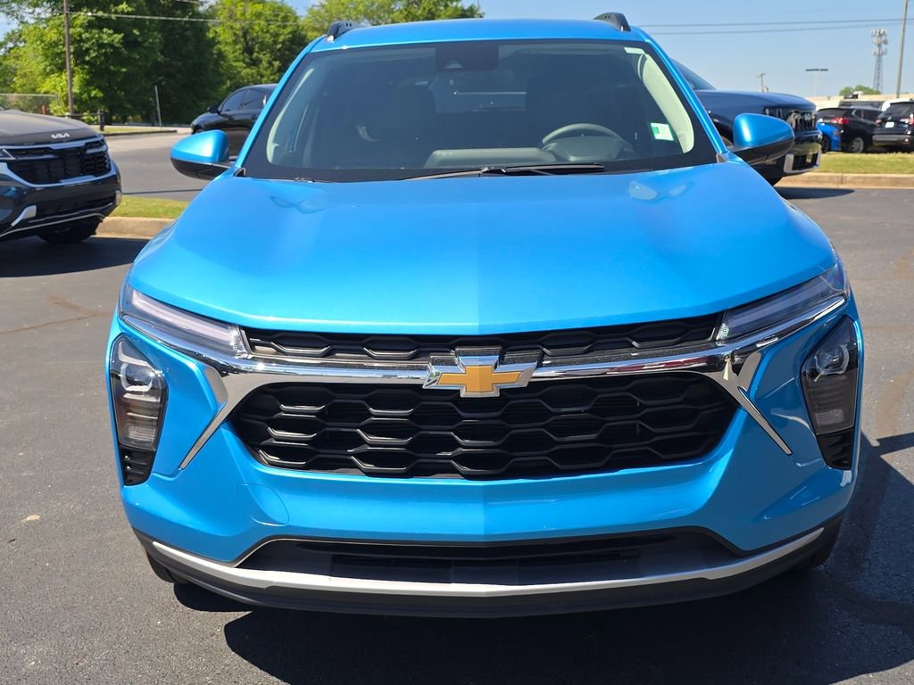 Used 2025 Chevrolet Trax LT FWD image 8