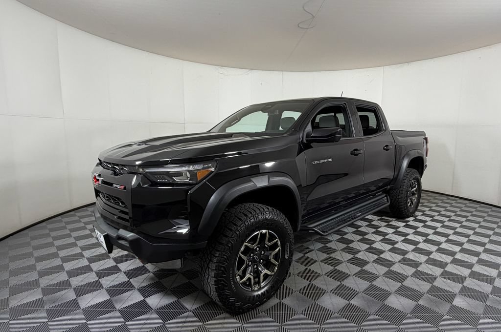 Used 2024 Chevrolet Colorado ZR2 w/ Technology Package AWD/4WD image 2