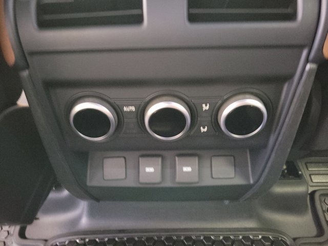 Used 2023 Land Rover Defender 130 X-Dynamic SE image 11