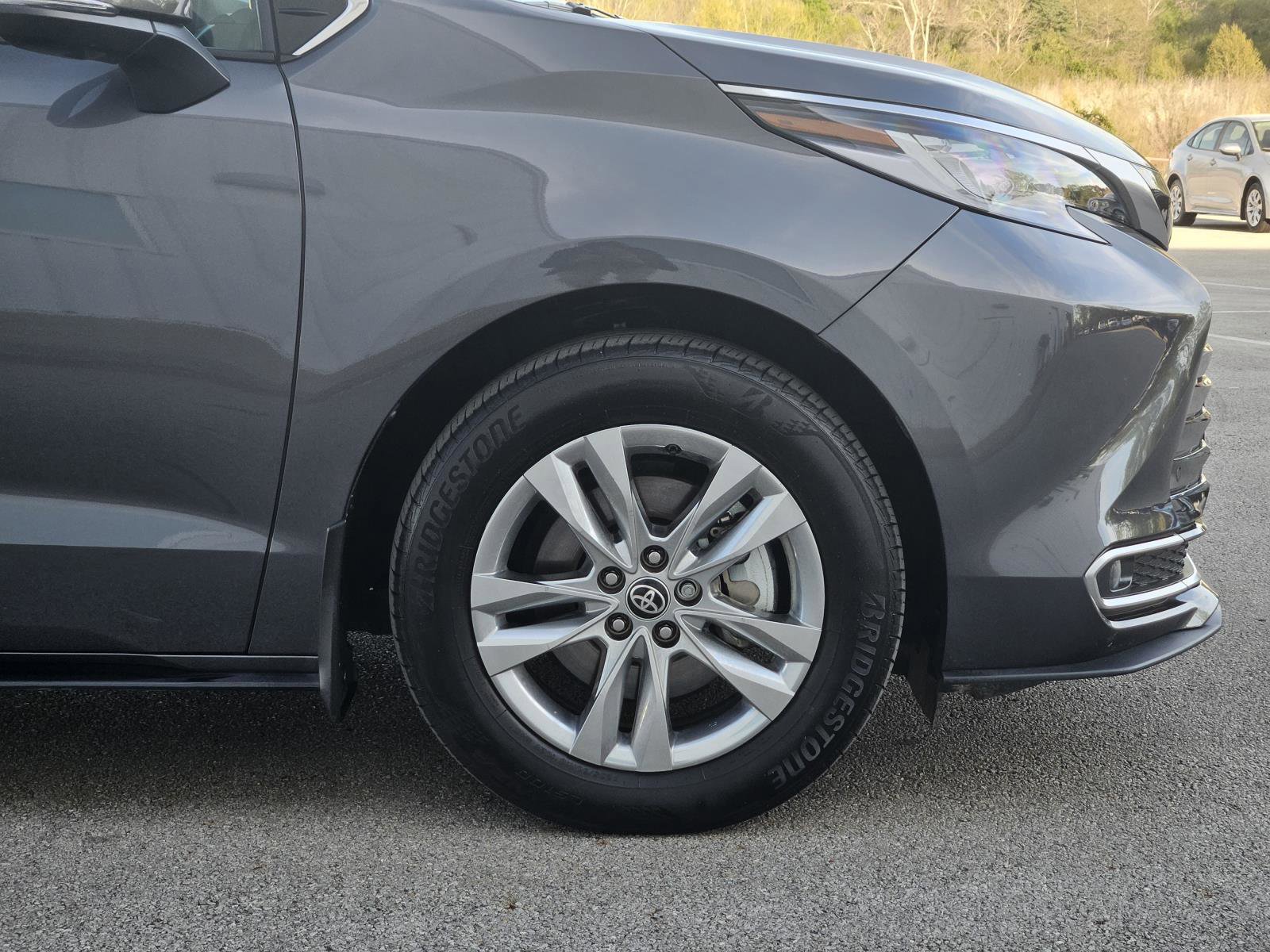 Used 2025 Toyota Sienna Limited image 11