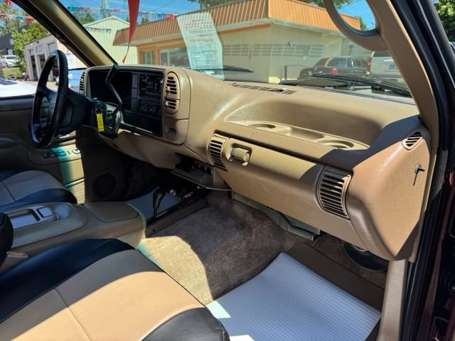 Used 1995 GMC Suburban 2500 AWD/4WD image 16