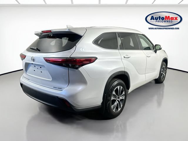 Used 2023 Toyota Highlander XLE AWD/4WD image 2