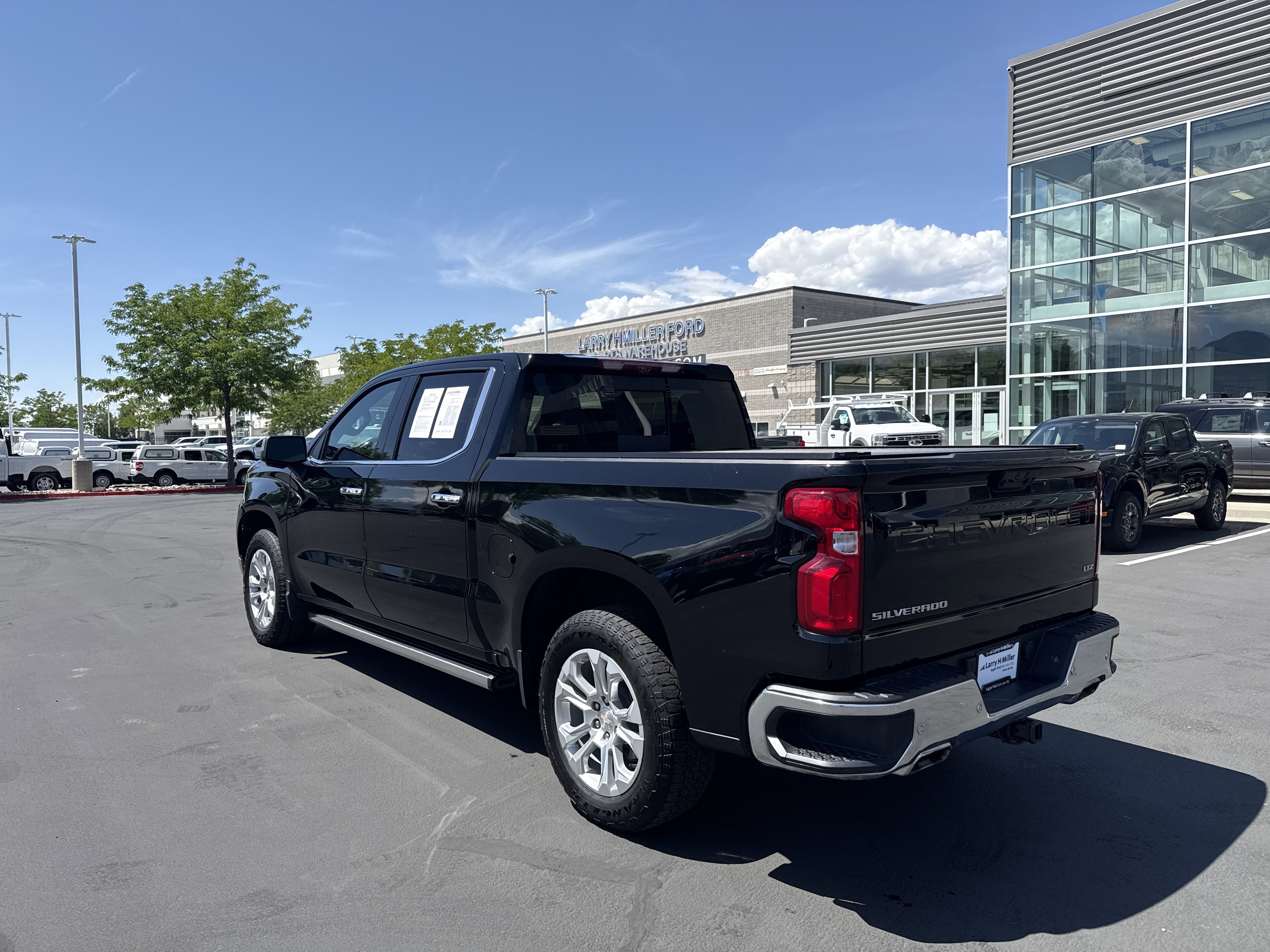 Used 2022 Chevrolet Silverado 1500 LTZ w/ LTZ Premium Package AWD/4WD image 3
