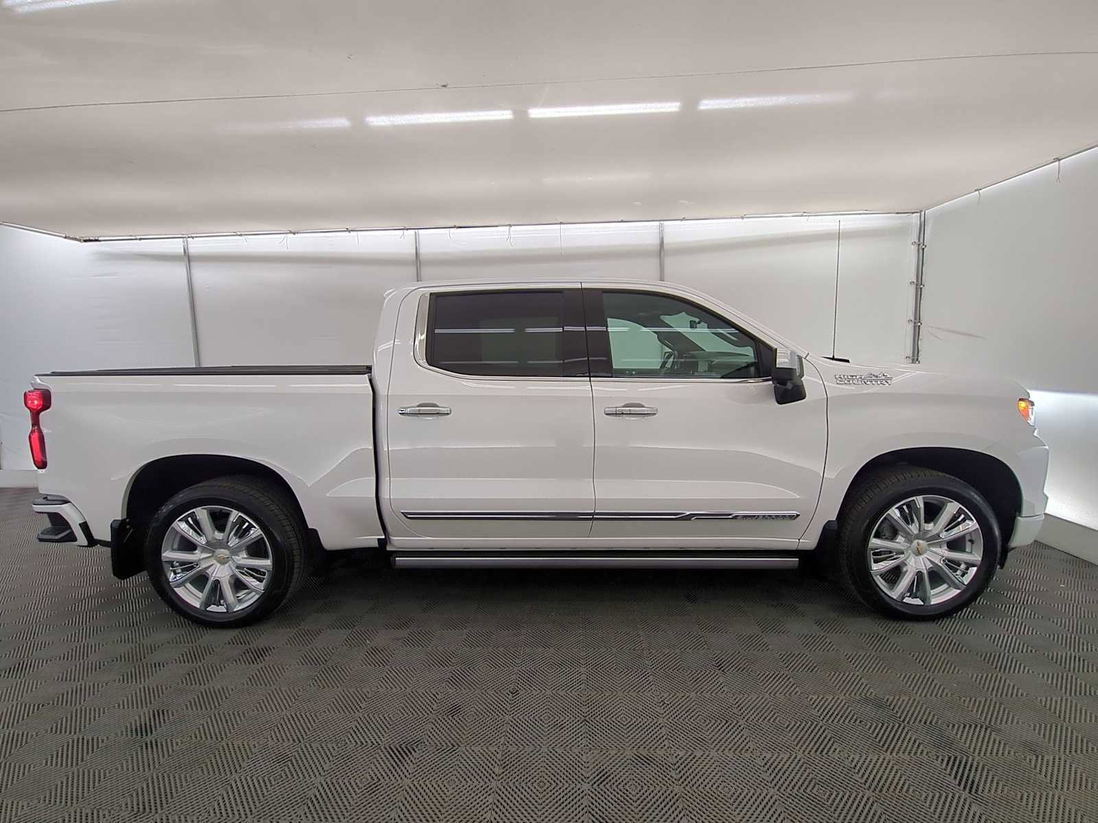 Used 2024 Chevrolet Silverado 1500 High Country w/ High Country Premium Package AWD/4WD image 7