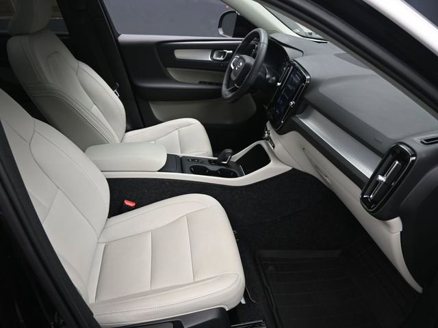 Used 2020 Volvo XC40 T5 Momentum w/ Premium Package image 30