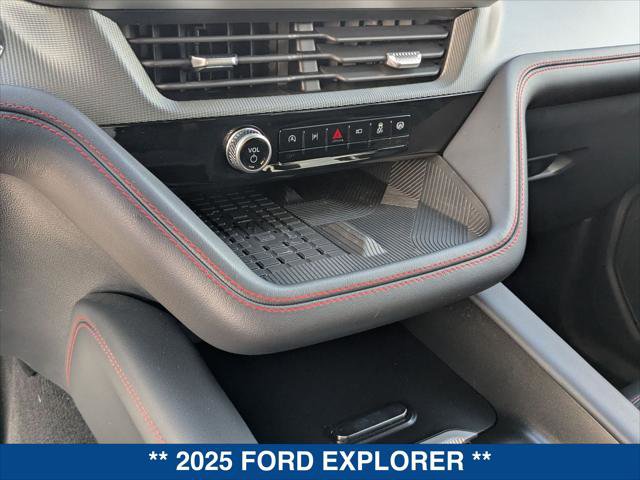 Used 2025 Ford Explorer ST-Line w/ Premium Package image 17