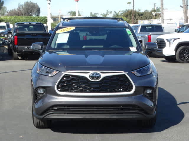 Used 2025 Toyota Highlander XLE image 3