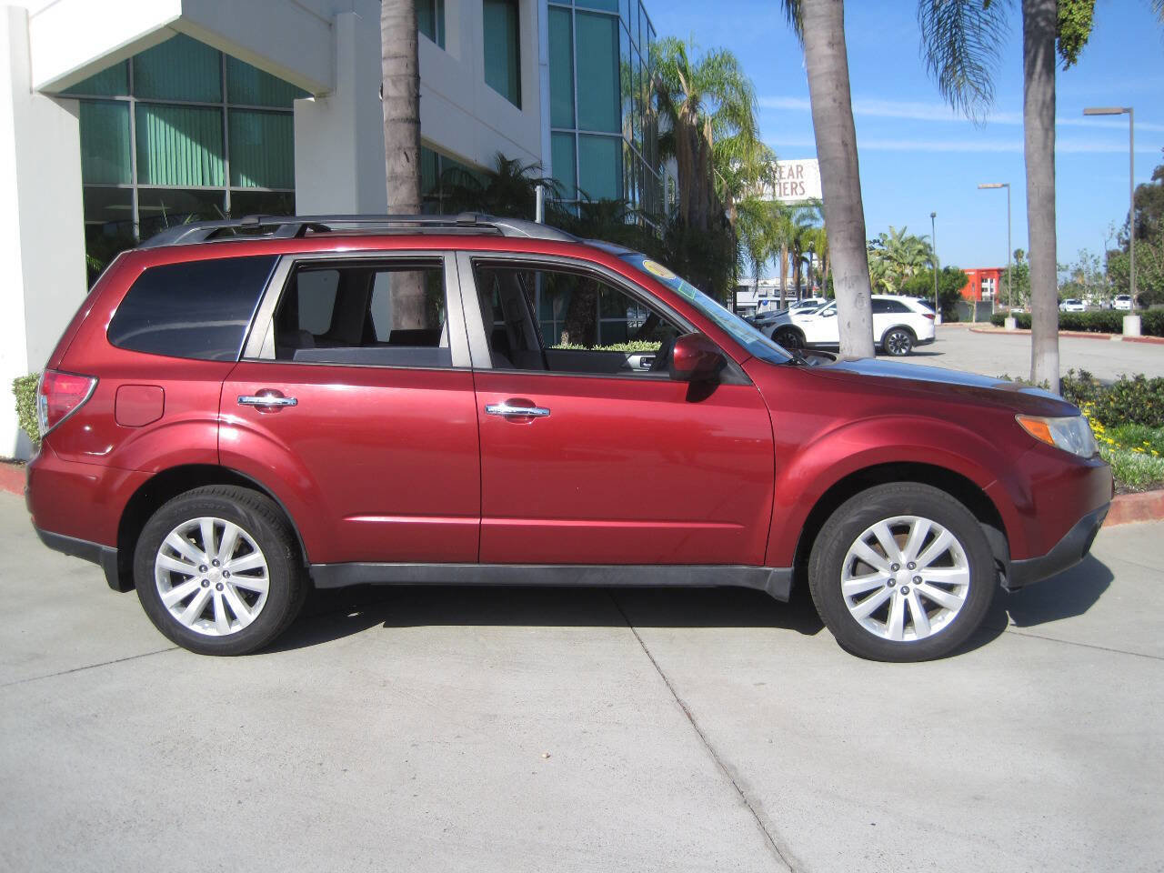 Used 2013 Subaru Forester 2.5X Premium w/ Popular Pkg 1 AWD/4WD image 2