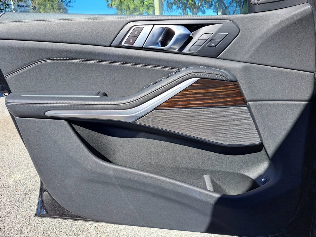 Used 2024 BMW X5 xDrive50e image 28