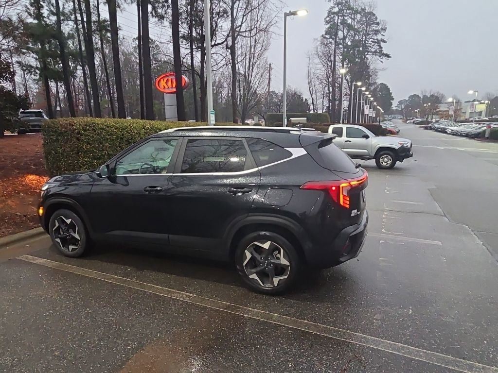Used 2024 Kia Seltos EX image 3