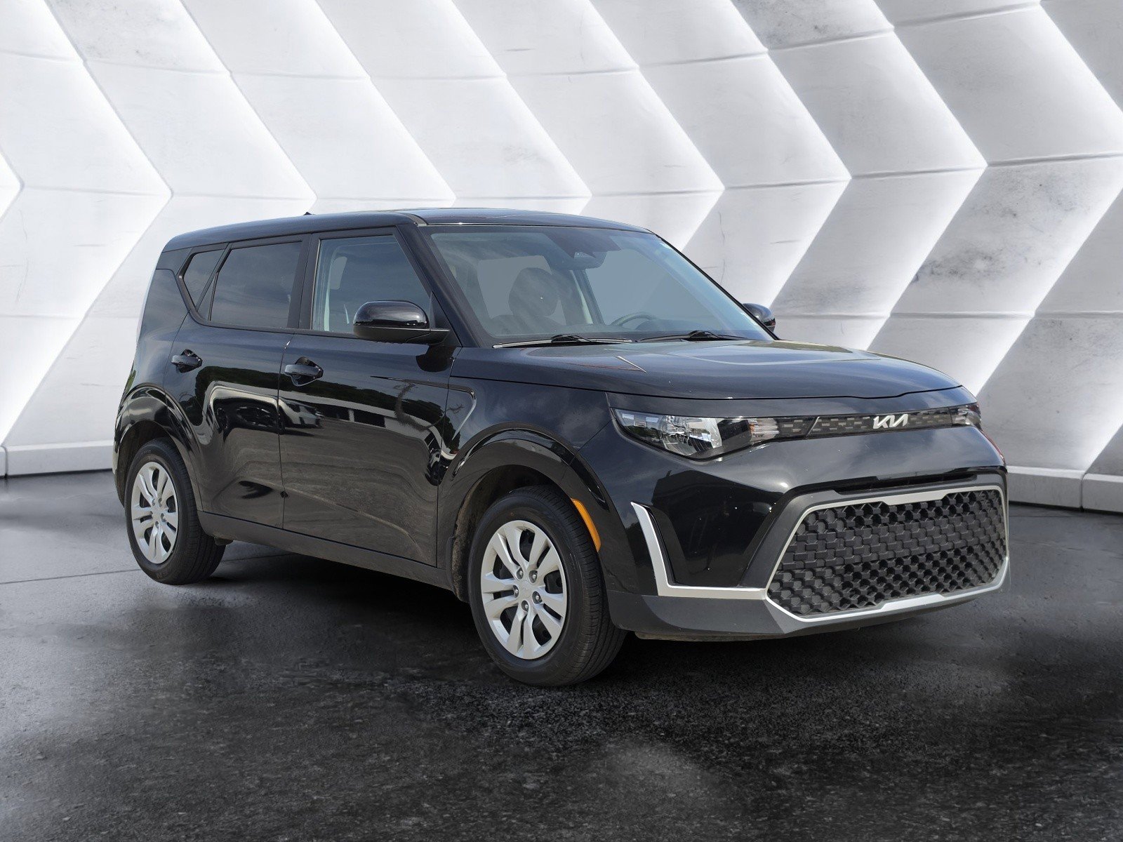 Used 2025 Kia Soul LX FWD image 1