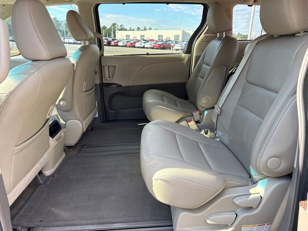 Used 2017 Toyota Sienna XLE image 26