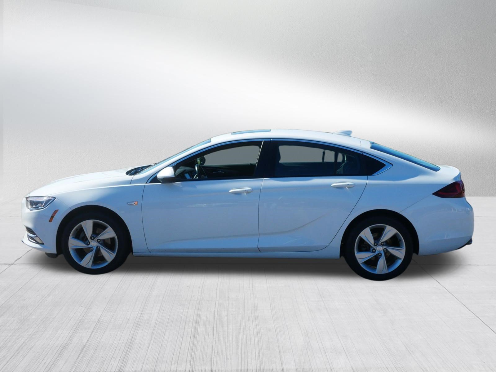 Used 2018 Buick Regal Preferred w/ Driver Confidence Package #1 FWD image 4