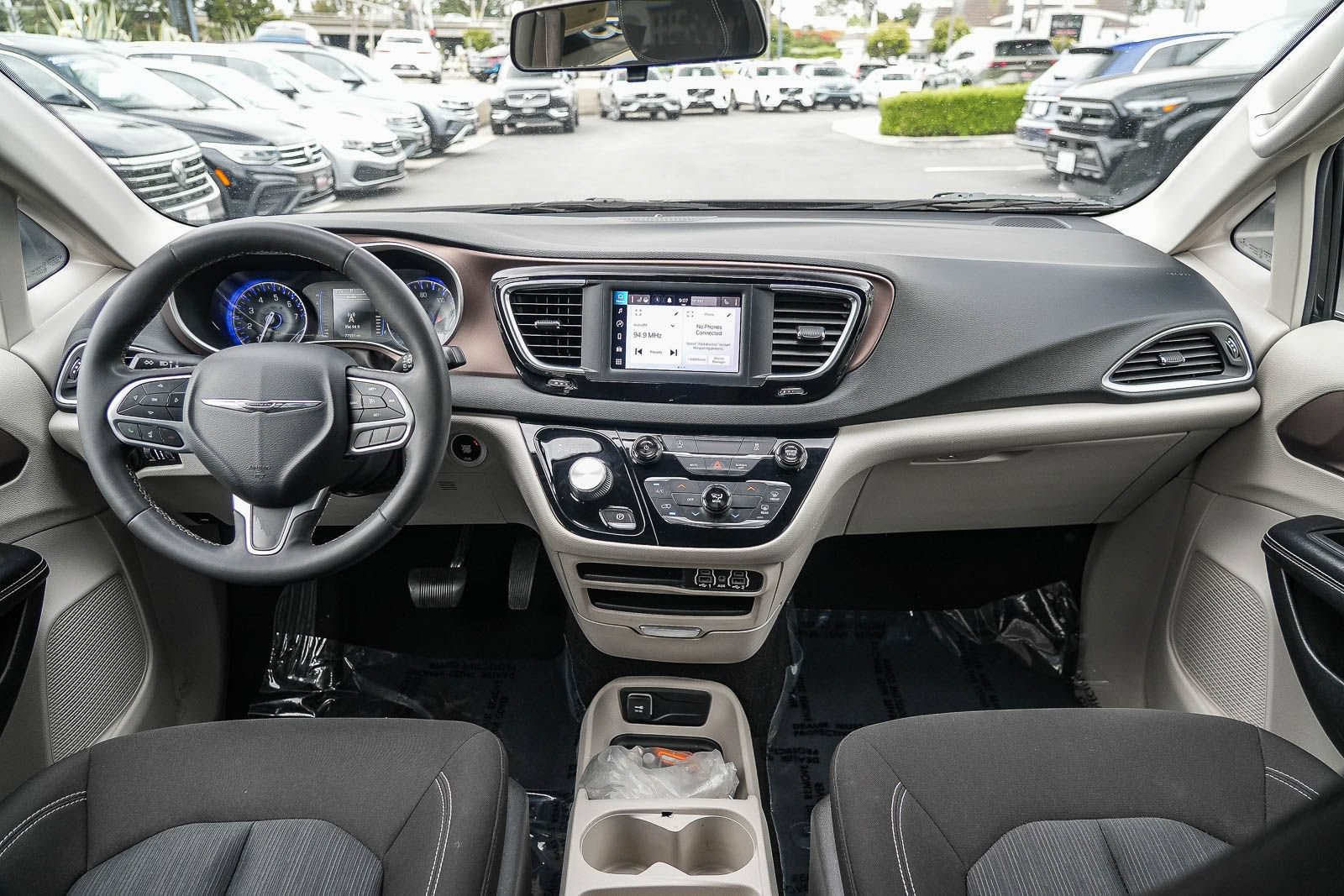 Used 2022 Chrysler Voyager LX FWD image 12