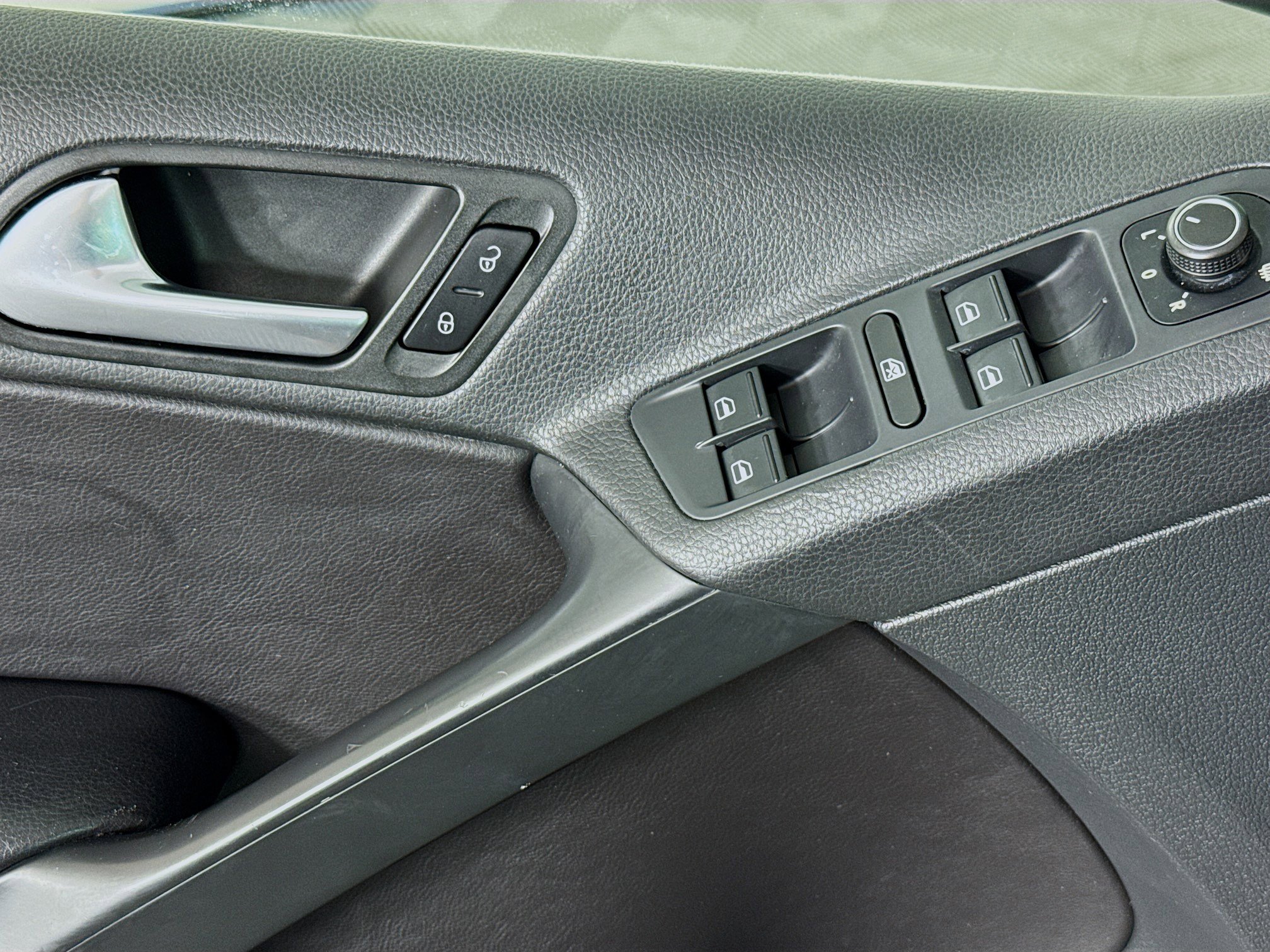 Used 2017 Volkswagen Tiguan Wolfsburg Edition image 23