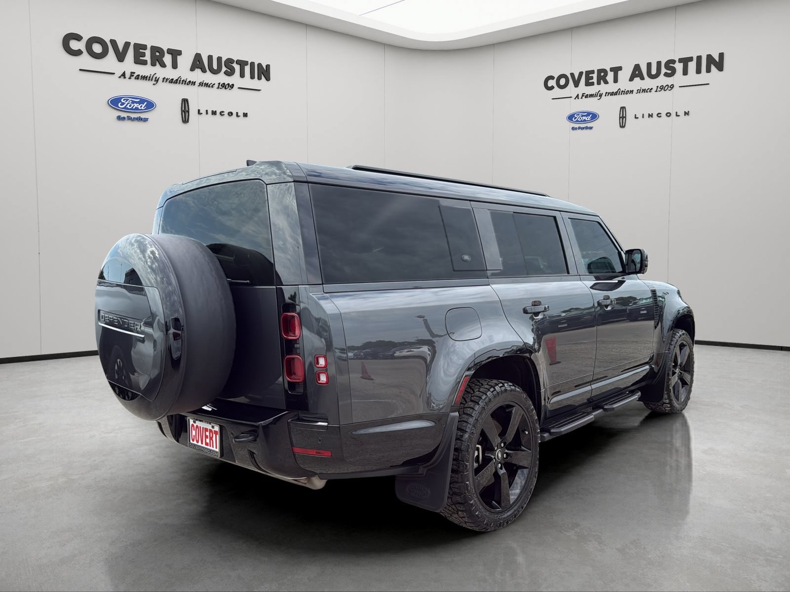 Used 2024 Land Rover Defender 130 X-Dynamic SE AWD/4WD image 5
