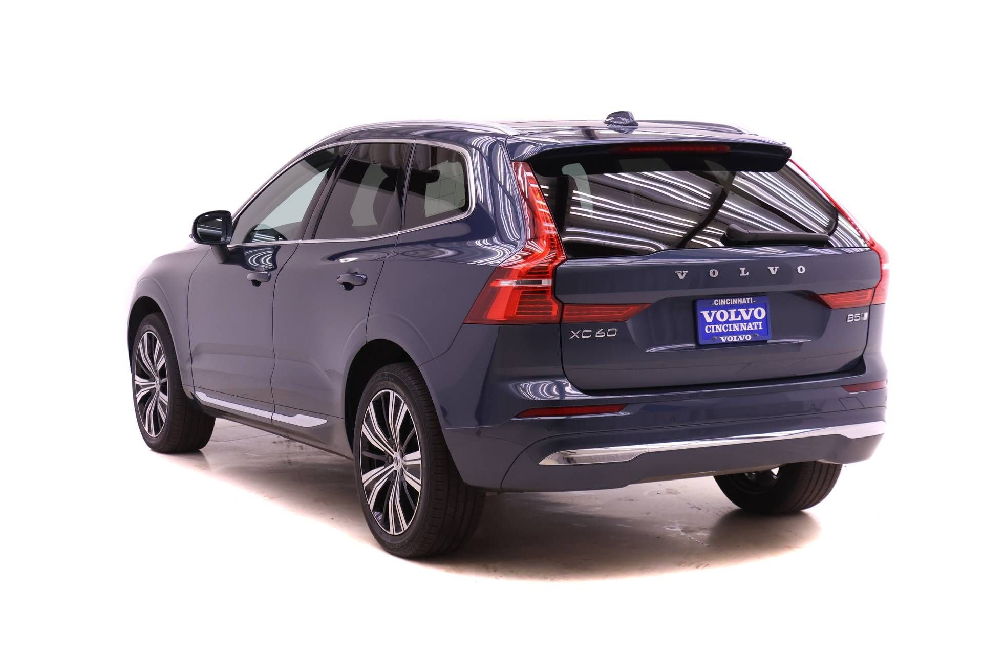 Certified 2023 Volvo XC60 B5 Plus image 5