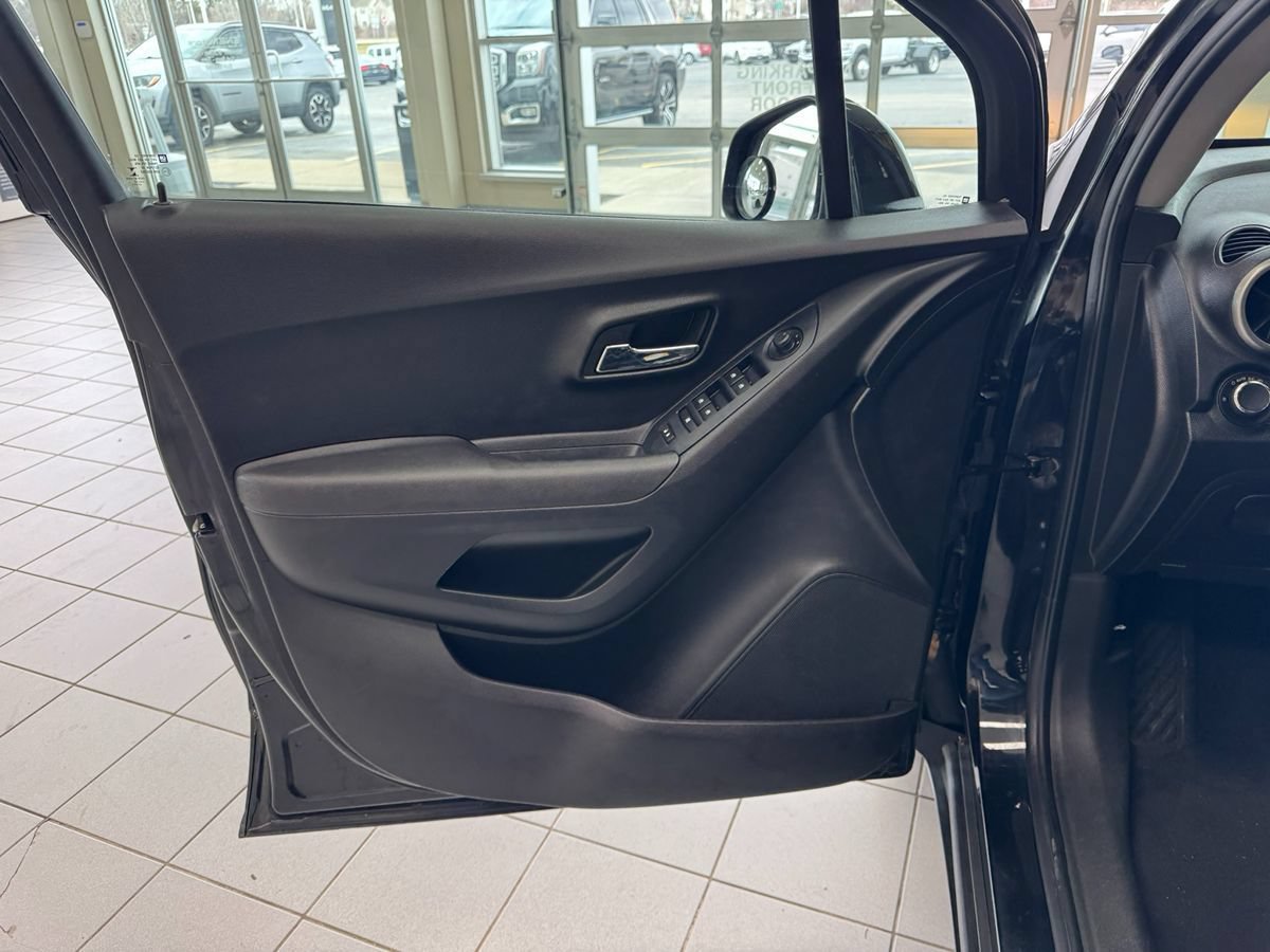 Used 2015 Chevrolet Trax LS FWD image 9