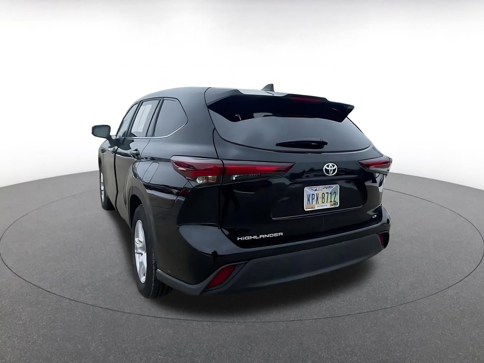 Used 2025 Toyota Highlander LE image 11