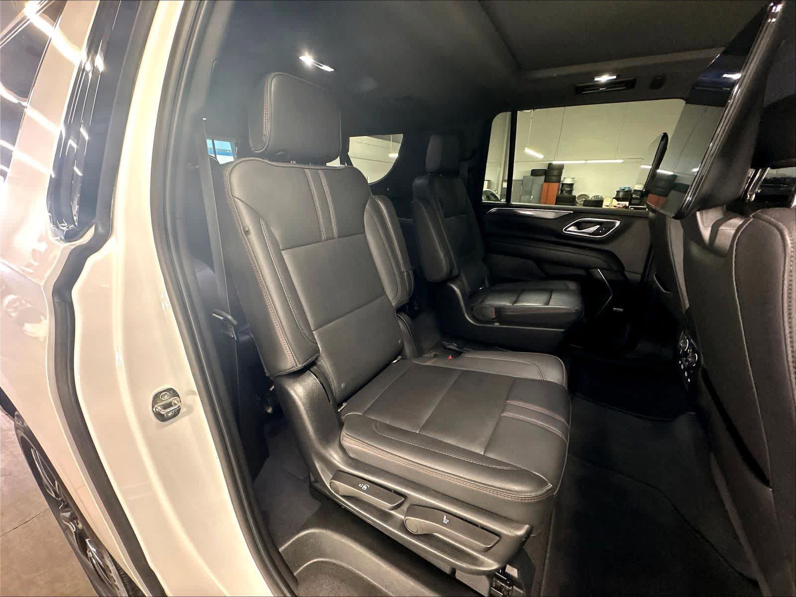 Used 2022 Chevrolet Suburban RST w/ Sport Performance Package AWD/4WD image 30