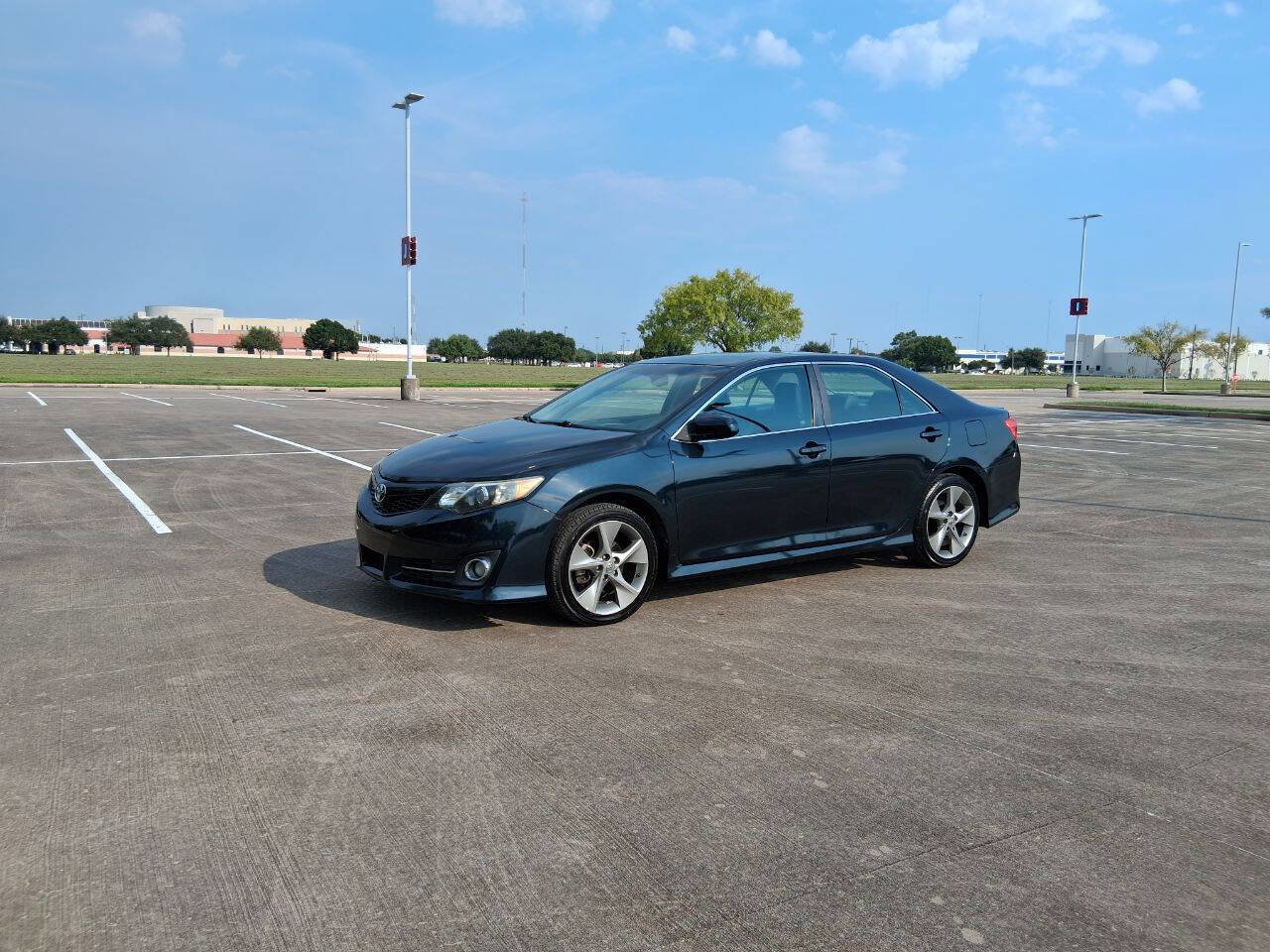 Used 2012 Toyota Camry SE image 2